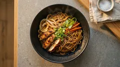 Wok nudle s kuřecím a zeleninou: rychlá večeře s omáčkou, která drží na nudlích