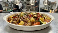 Večeře z jednoho plechu: brambory, zelenina a mleté maso bez hromady nádobí