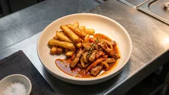 Vepřová směs jako z bistra: šťavnaté nudličky na pánvi a křupavé hranolky