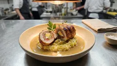 Kuřecí závitky s klobásou, vejcem a okurkou: poctivý oběd s omáčkou