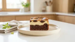 Hrnková buchta s tvarohem na plech: kakaové těsto a krémová náplň bez vážení