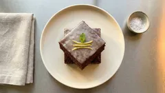 Kefírová buchta na plech: dlouho vláčná a s citronovou polevou